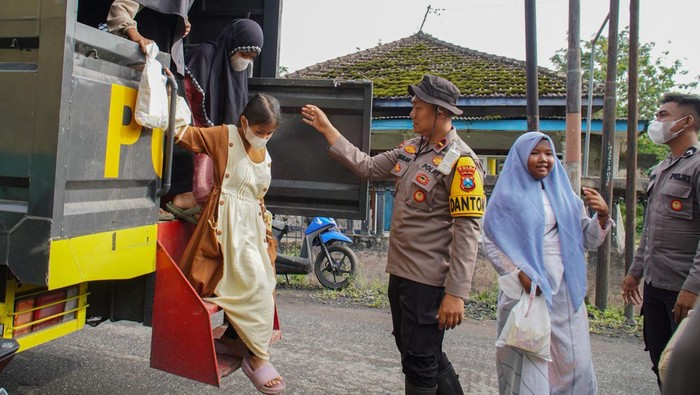 Guru menyampaikan pelajaran menggunakan layar digital pintar di SD Negeri 01 Supiturang, Pronojiwo, Lumajang, Jawa Timur, Senin (24/11/2025). Sekolah tersebut menampung total 289 siswa dari SDN 04 Supiturang yang masih difungsikan sebagai lokasi pengungsian dan SDN 02 Supiturang yang rusak akibat terdampak erupsi Gunung Semeru. ANTARA FOTO/Irfan Sumanjaya/rwa.