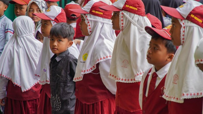 Guru menyampaikan pelajaran menggunakan layar digital pintar di SD Negeri 01 Supiturang, Pronojiwo, Lumajang, Jawa Timur, Senin (24/11/2025). Sekolah tersebut menampung total 289 siswa dari SDN 04 Supiturang yang masih difungsikan sebagai lokasi pengungsian dan SDN 02 Supiturang yang rusak akibat terdampak erupsi Gunung Semeru. ANTARA FOTO/Irfan Sumanjaya/rwa.