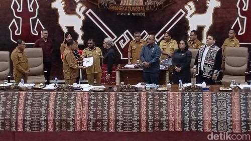 Suasana sidang paripurna antara Pemprov-DPRD NTT di ruang sidang utama, gedung DPRD NTT, Senin (24/11/2025).