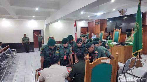 10 anggota TNI terdakwa penganiayaan dalam sidang tuntutan di Dilmil III-14 Denpasar, Senin (24/11/2025).