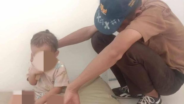 Siswa SMP di Polman bernama Supri (15) membawa adiknya yang masih bayi ke sekolah.