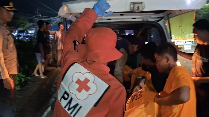 Petugas saat mengevakuasi jenazah korban ke Rumah Sakit Bhayangkara Palembang