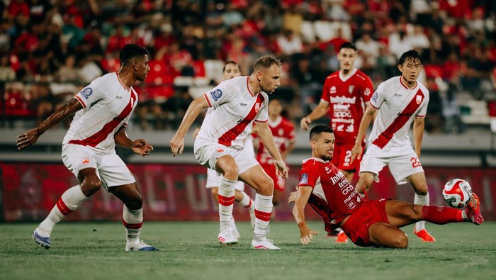 Striker asing Bali United, Boris Kopitovic dikepung pemain Persis Solo dalam laga pekan ke-13 Super League,) di Stadion Kapten I Wayan Dipta,  Minggu (23/11/2025).