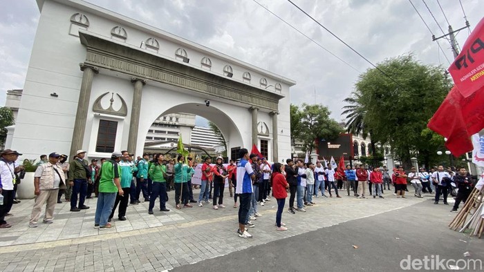 Suasana demonstrasi buruh tuntut kenaikan UMK dan UMSK di depan Balai Kota Semarang, Jalan Pemuda, Kelurahan Sekayu, Kecamatan Semarang Tengah, Kota Semarang, Senin (24/11/2025).