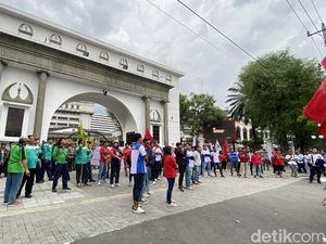 Buruh Semarang Demo di Balai Kota Tuntut Kenaikan UMK 19% dan UMSK 7%
