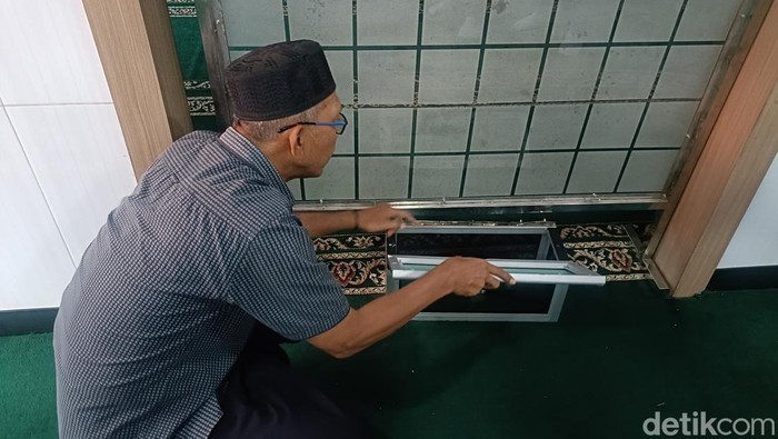 Takmir Musala As-Shalihin Kota Probolinggo menunjukkan kotak amal yang dibobol maling.