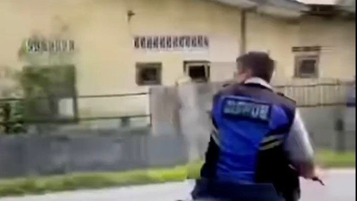 Tangkapan layar video memperlihatkan oknum petugas Dinas Perhubungan menjual helm hasil curian. (dok. Instagram/dishub_medan)