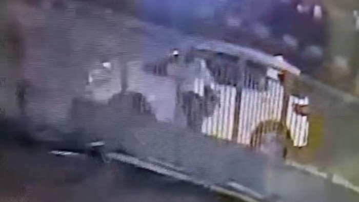 Tangkapan layar video viral pencurian modus pecah kaca mobil di Depok (dok. Istimewa)