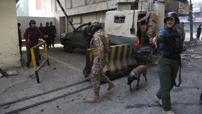 Army soldiers secure the entrance site after suicide bombers targeted the headquarters of a Pakistani paramilitary force in Peshawar, Pakistan, November 24, 2025. REUTERS/Khuram Parvez Purchase Licensing Rights