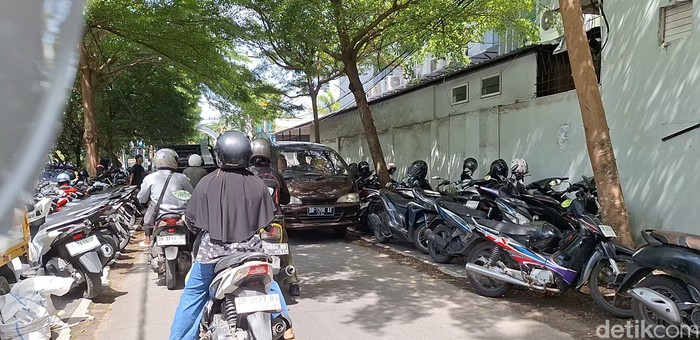 Terjadi kemacetan di Jalan Mahoni, Selaparang, Kota Mataram, Senin (24/11/2025). (Nathea Citra/detikBali)