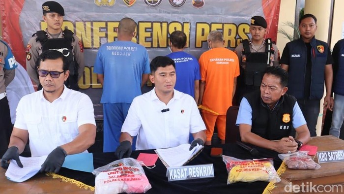 Tiga tersangka pemerkosaan-pencabulan bocah SD saat dihadirkan dalam pers rilis di Mapolres Kebumen, Senin (24/11/2025).