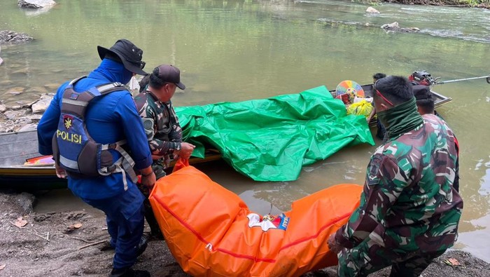 Tim Gabungan saat mengevakuasi jasad WNA asal Malaysia di aliran sungai Patek (Istimewa)