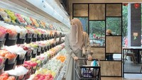 Satu lagi momen Tinandrose yang menarik perhatian. Ia berpose di sebuah supermarket sambil berbelanja beberapa bahan makanan. Foto: Instagram/@tinandrose