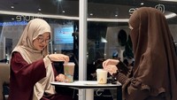 Tampaknya penulis buku Untuk Nama Yang Tak Berani Kusebut Dalam Doa ini juga menyukai kopi. Tinandrose terlihat menikmati kopi susu di coffee shop Fore. Foto: Instagram/@tinandrose
