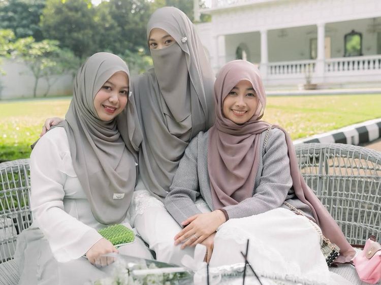 Potret Tinandrose, Istri Fiki Naki yang Hobi Kulineran Bareng Sahabat