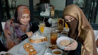 Tinandrose juga terlihat menikmati aneka makanan dan minuman di sebuah restoran. Di antaranya ada menu roti bakar, es jeruk, es teh manis, hingga nasi ayam Hainam. Foto: Instagram/@tinandrose