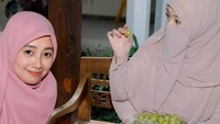 Penulis buku ini juga mengunggah monen kuliner lainnya. Yaitu ketika Tinandrose menikmati anggur hijau muscat sebagai camilan. Foto: Instagram/@tinandrose