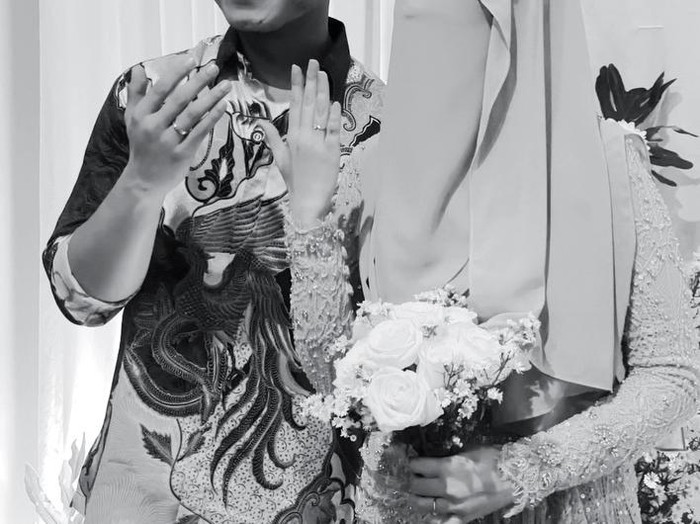 Foto lamaran Tinandrose dan Fiki Naki.