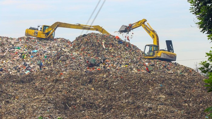 Sejumlah alat berat serta pemulung saat memungut sampah di Tempat Pembuangan Akhir (TPA) Cipeucang, Serpong, Tangerang Selatan, Senin (24/11/2025). Sampah menggunung terlihat di TPA Cipeucang, Tangsel. Berbagai upaya pun dilakukan oleh Pemerintah Kota (Pemkot) Tangsel untuk mengatasi permasalahan sampah yang terus meningkat. Mulai dari pembebasan lahan hingga rencana Pengelolaan Sampah menjadi Energi Listrik (PSEL).