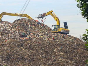 Warga Serpong yang Rumahnya Nyaris Terkubur Sampah Tolak Relokasi dari DPRD
