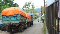 Sejulah truk sampah mengantre untuk memasuki TPA Cipeucang, Serpong, Tangerang Selatan, Senin (24/11/2025).