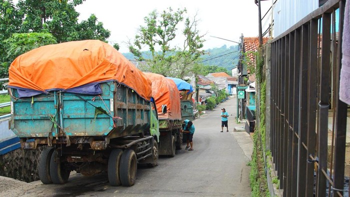 Sejumlah alat berat serta pemulung saat memungut sampah di Tempat Pembuangan Akhir (TPA) Cipeucang, Serpong, Tangerang Selatan, Senin (24/11/2025). Sampah menggunung terlihat di TPA Cipeucang, Tangsel. Berbagai upaya pun dilakukan oleh Pemerintah Kota (Pemkot) Tangsel untuk mengatasi permasalahan sampah yang terus meningkat. Mulai dari pembebasan lahan hingga rencana Pengelolaan Sampah menjadi Energi Listrik (PSEL).