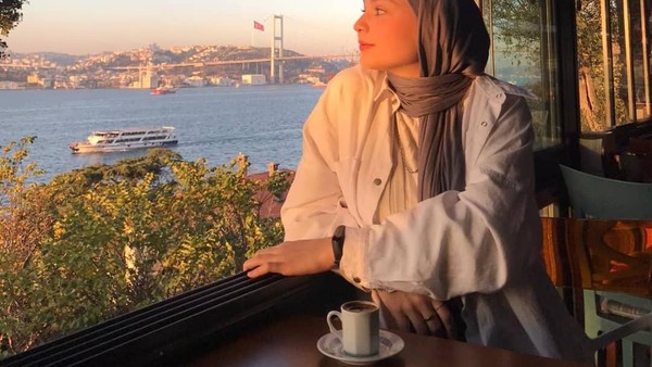 Cantiknya Selebgram Tugba Kiara saat Kulineran di Istanbul hingga Bali