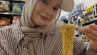 Ini adalah keseruan Tugba Kiara saat liburan di Korea Selatan. Ia menikmati mie instan di sebuah minimarket populer di Seoul. Foto: Instagram/@tugkiara