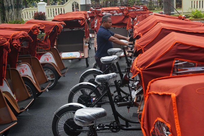 Tukang becak lansia duduk di atas becak listrik atau betrik bantuan Presiden Prabowo Subianto di Pendopo Kabupaten Jombang, Jawa Timur, Senin (24/11/2025). Presiden Prabowo melalui Yayasan Yayasan Gerakan Solidaritas Nasional (GSN) memberikan bantuan