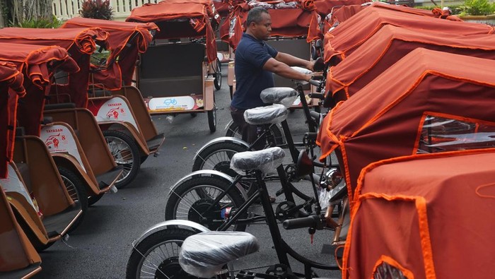 Tukang becak lansia duduk di atas becak listrik atau betrik bantuan Presiden Prabowo Subianto di Pendopo Kabupaten Jombang, Jawa Timur, Senin (24/11/2025). Presiden Prabowo melalui Yayasan Yayasan Gerakan Solidaritas Nasional (GSN) memberikan bantuan becak listrik kepada tukang becak lansia sebanyak 100 unit di Kabupaten Jombang dengan harapan bisa membantu perekonomian masyarakat terutama tukang becak usia lanjut. ANTARA FOTO/Syaiful Arif