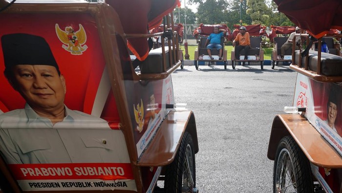 Tukang becak lansia duduk di atas becak listrik atau betrik bantuan Presiden Prabowo Subianto di Pendopo Kabupaten Jombang, Jawa Timur, Senin (24/11/2025). Presiden Prabowo melalui Yayasan Yayasan Gerakan Solidaritas Nasional (GSN) memberikan bantuan becak listrik kepada tukang becak lansia sebanyak 100 unit di Kabupaten Jombang dengan harapan bisa membantu perekonomian masyarakat terutama tukang becak usia lanjut. ANTARA FOTO/Syaiful Arif