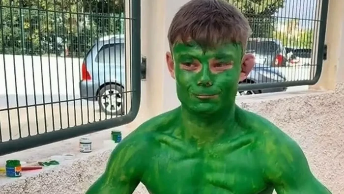 Turis Inggris mengecat tubuhnya menirukan karakter Hulk