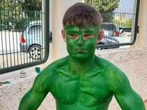 Coba-coba Tiru Hulk, Turis Inggris Ini Malah Ketempelan Cat Hijau