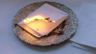 Viral! Wanita Batal Nikah H-14, Nekat Bakar Undangan untuk Bridesmaid