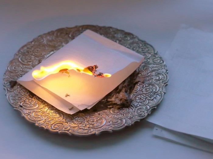 Undangan Pernikahan Dibakar