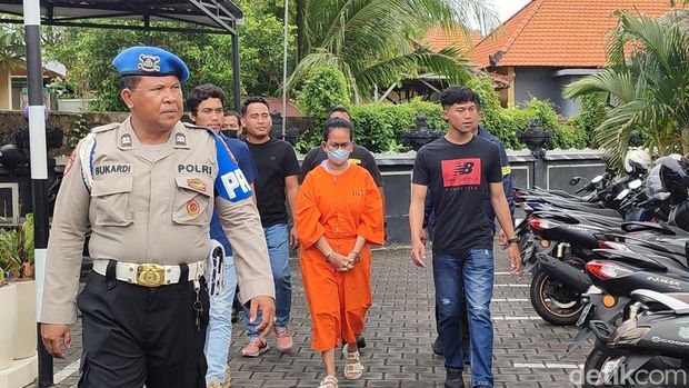 Ungkap kasus penipuan dan penggelapan, seorang perempuan asal Jakarta diamankan Polsek Denpasar Barat, Senin (24/11/2025).