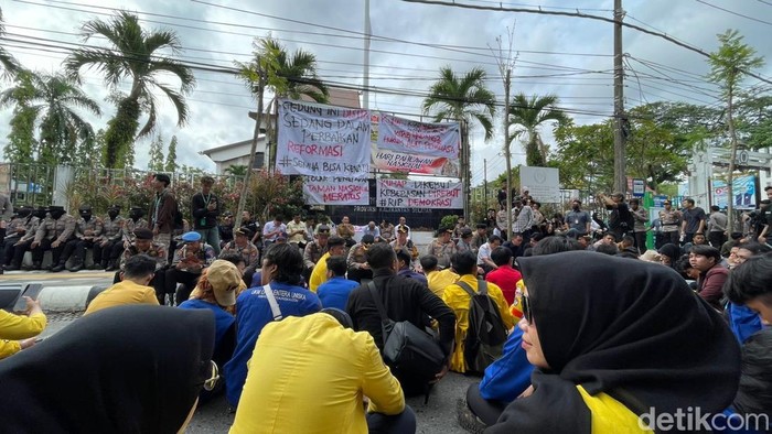 Unjuk rasa mahasiswa di Rumah Banjar DPRD Kalimantan Selatan.