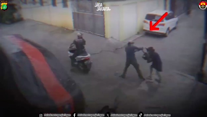 Video ibu-ibu djiambret di Penjaringan, Jakut, viral di medsos. Dua penjambret yang berboncengan sepeda motor sempat sampai menyeret korban di jalan. (dok Polsek Penjaringan)
