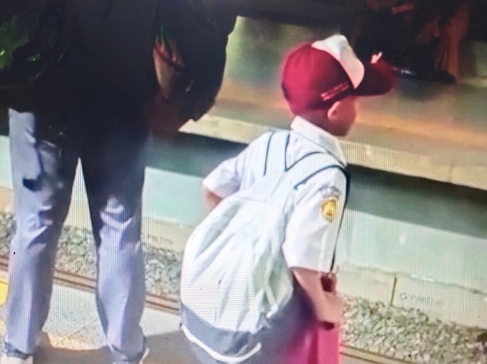 Video siswa SD yang berangkat sekolah sendirian naik KRL sejak subuh dari Tangerang ke Klender, Jakarta Timur, viral di medsos (dok Istimewa/repro)