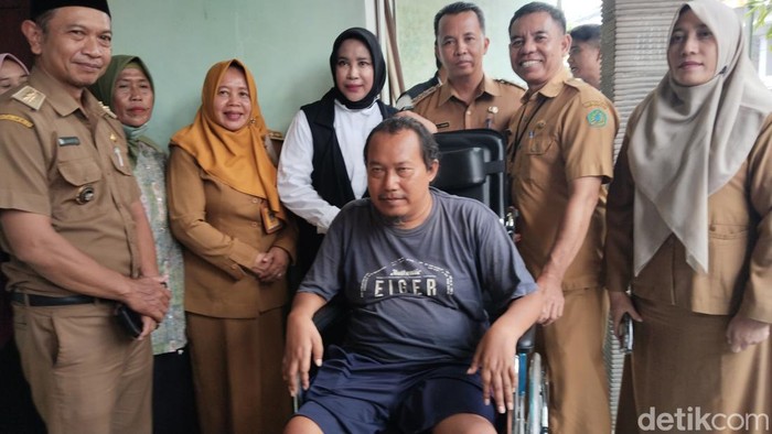 Wabup Sidoarjo Mimik memberikan bantuan kursi roda