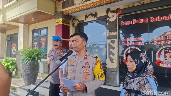 Wakapolres Badung, Kompol I Gede Suarmawa, menjelaskan hasil penyelidikan kasus WNA China yang tewas di Hostel Canggu. Senin (24/11/2025). (Fabiola Dianira)