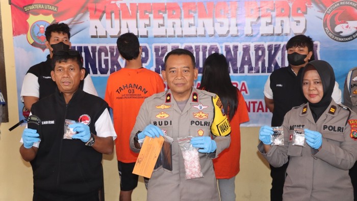 Wakapolres Pematangsiantar Kompol Budiono menunjukkan barang bukti sabu. (Dok Polres Pematangsiantar)