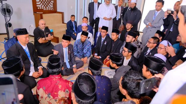 Wapres Gibran Bertemu Santri Indonesia dan Salat Berjamaah di Masjid ud-Dhuha Johannesburg. (Dok. Setwapres)