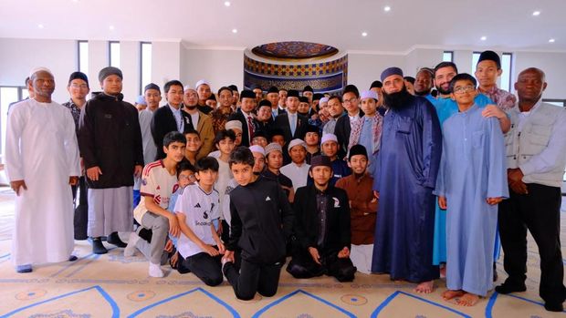 Wapres Gibran Bertemu Santri Indonesia dan Salat Berjamaah di Masjid ud-Dhuha Johannesburg. (Dok. Setwapres)