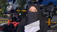 Wardatina Mawa melaporkan Inara Rusli ke Polda Metro Jaya pada Sabtu (22/11/2025). Saya baru melaporkan isu perselingkuhan dan perzinaan suami saya, Insanul Fahmi, dan salah satu public figure inisial IR, kata Wardatina Mawa. Foto: Muhammad Ahsan Nurrijal/detikcom