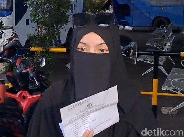 Wardatina Mawa melaporkan Inara Rusli ke Polda Metro Jaya atas dugaan perzinaan, Sabtu (22/11/2025).