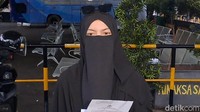 Perempuan bercadar itu lahir dan besar di Medan, Sumatera Utara. Wama menikah dengan Insanul Fahmi pada 27 Januari 2019. Foto: Muhammad Ahsan Nurrijal/detikcom