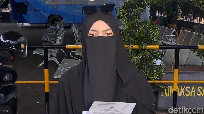 Wardatina Mawa melaporkan Inara Rusli ke Polda Metro Jaya atas dugaan perzinaan, Sabtu (22/11/2025).