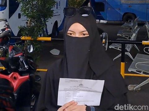Wardatina Mawa melaporkan Inara Rusli ke Polda Metro Jaya atas dugaan perzinaan, Sabtu (22/11/2025).