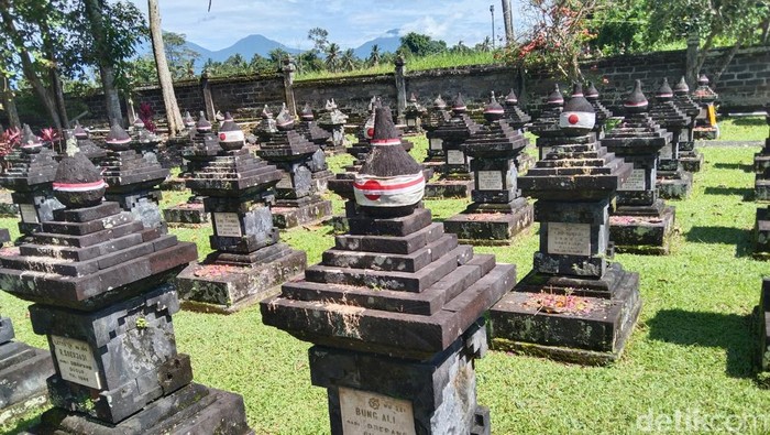 Warga Jepang saat melakukan upacara penghormatan di Monumen Perjuangan kepada leluhurnya yang gugur saat pertempuran melawan NICA, Minggu (16/11/2025).